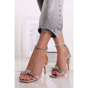 Stříbrné společenské sandály na tenkém podpatku Flair