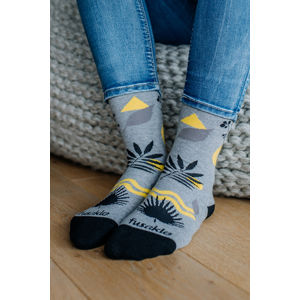 Šedo-žluté vzorované ponožky Picassova zátiší
